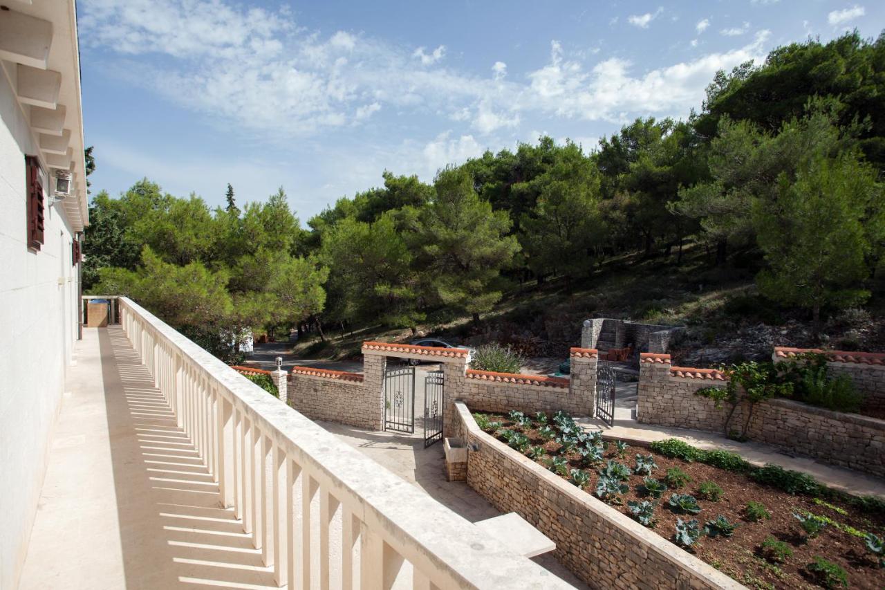 White House In The Forest Pucisca Exterior photo